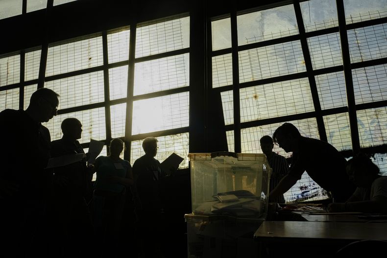 Voluntarios electorales cuentan votos en la antigua estación de tren de Mapocho, durante las elecciones regionales, el domingo 27 de octubre de 2024, en Santiago, Chile. (AP Foto/Esteban Félix)