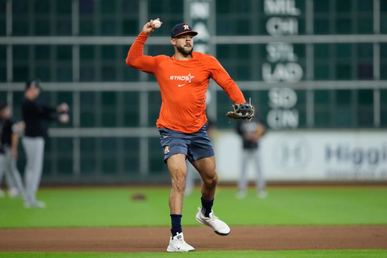 Carlos Correa, de los Astros de Houston, fildea rodados antes de un partido de béisbol contra los White Sox de Chicago el jueves 3 de septiembre de 2026 en Houston. (Foto AP/David J. Phillip)