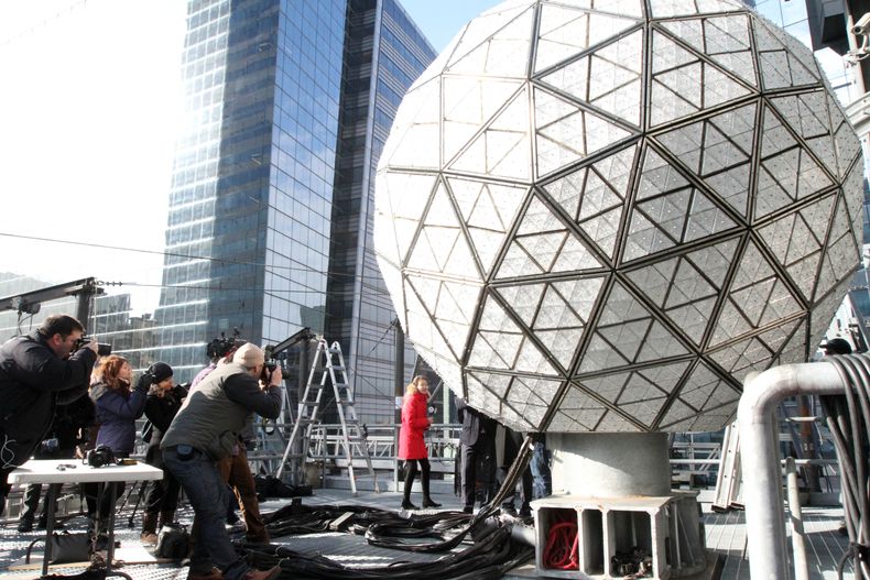 La esfera de A&ntilde;o Nuevo es fotografiada en un edificio de Times Square en Nueva York durante un evento con los medios de comunicaci&oacute;n, el viernes 27 de diciembre de 2013. La jueza Sonia Sotomayor iniciar&aacute; la cuenta regresiva para el A&