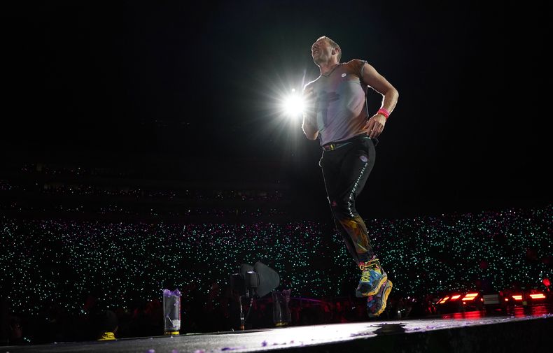 Chris Martin de Coldplay durante su concierto en el Rose Bowl, el sábado 30 de septiembre de 2023, en Pasadena, California. (Foto AP/Chris Pizzello)