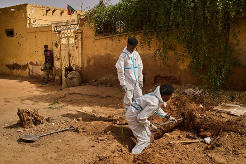 Personal de la Corporación de Medicina Forense de Sudán exhuman el cuerpo de Mohammed Alsawi, de 73 años, que fue asesinado en 2023 por el grupo paramilitar Fuerzas de Apoyo Rápido, o FAR, en Omdurman, Sudán, el 20 de abril de 2026. (AP Foto/Bernat Armangue)