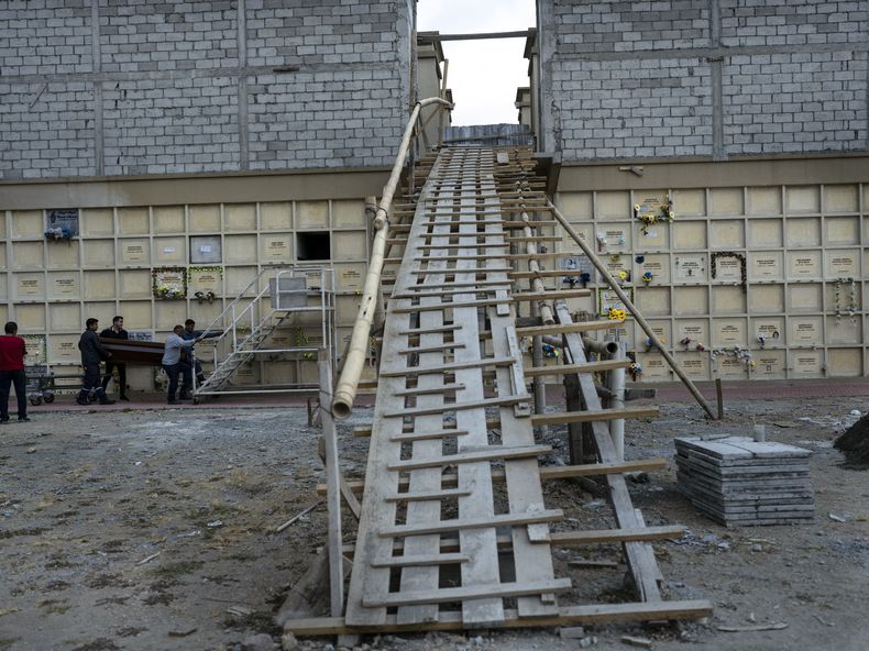 Familiares de Juan Carlos Barrezueta cargan con su ataúd durante su entierro en el cementerio del Parque de la Paz, en Durán, una ciudad ubicada frente a Guayaquil, Ecuador, el 29 de septiembre de 2023. El hermano de Barrezueta dijo que el taxista de 40 años fue asesinado cuando se detuvo a hacer una compra en una tienda de recambios de autos. (AP Foto/Rodrigo Abd)