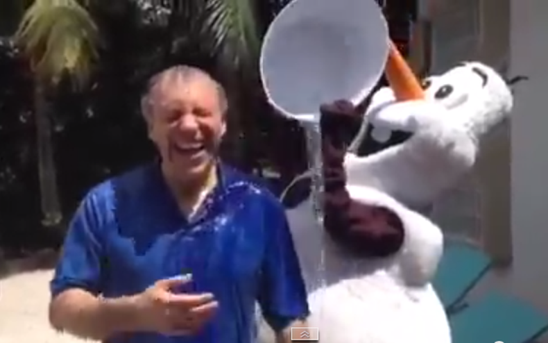 Omar Romay recibe cubo de agua helada por una buena causa