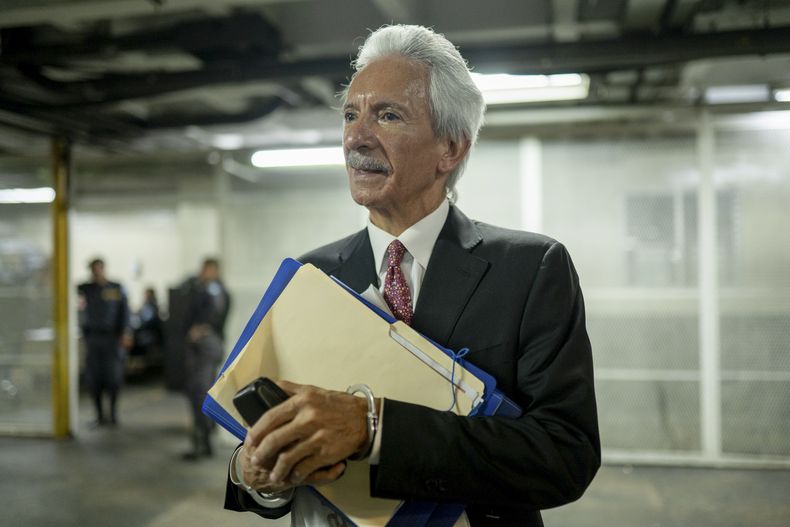 ARCHIVO - El fundador y editor de periódico José Rubén Zamora sale esposado de una audiencia judicial en Ciudad de Guatemala, el 14 de junio de 2023. Un tribunal lo condenó y sentención a seis años de prisión por un caso de lavado de dinero. Una corte de apelaciones ordenó que se repita el juicio contra el periodista, informaron sus hijos el 13 de octubre de 2023. (AP Foto/Santiago Billy, Archivo)