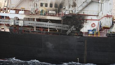 El barco estadounidense Genco Picardy, que fue atacado por drones lanzados por los rebeldes hutíes de Yemen, en el Golfo de Adén, el 18 de enero de 2024. Foto proveida por la Armada de la India. (Armada de la India via AP)