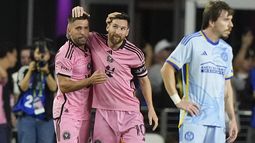 El español Jordi Alba (izquierda) festeja su gol con su compañero del Inter Miami, Lionel Messi, en el encuentro de playoffs ante el Atlanta United, el viernes 25 de octubre de 2024 (AP Foto/Lynne Sladky)