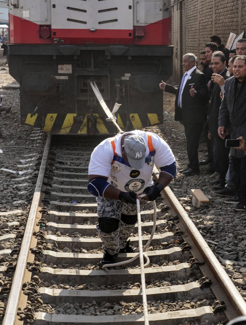 El luchador egipcio Ashraf Mahrous, mejor conocido como Kabonga, jala de un tren en la estación Ramsés en El Cairo, Egipto, el 13 de marzo del 2025. (AP foto/Amr Nabil)