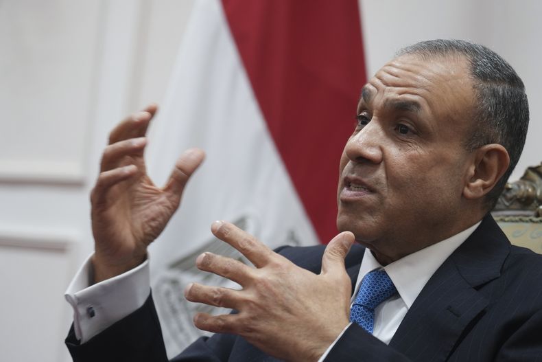 El canciller egipcio Badr Abdelatty habla durante una entrevista con The Associated Press en la sede del Ministerio de Relaciones Exteriores, el jueves 16 de enero de 2025, en la Nueva Capital Administrativa de Egipto. (AP Foto/Amr Nabil)