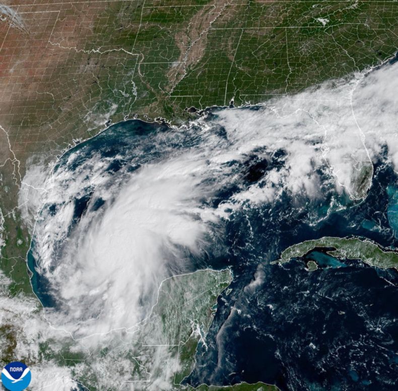 Esa imagen por satélite de la Oficina Nacional de Administración Oceánica y Atmosférica de Estados Unidos (NOAA, por sus siglas en inglés) muestra la tormenta tropical Isaías en la costa oriental de México, el miércoles 7 de octubre de 2026. (Oficina Nacional de Administración Oceánica y Atmosférica via AP)