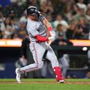 Kyle Farmer, de los Mellizos de Minnesota, batea un jonrón en el juego del martes 18 de julio de 2023, ante los Marineros de Seattle (AP Foto/Lindsey Wasson)