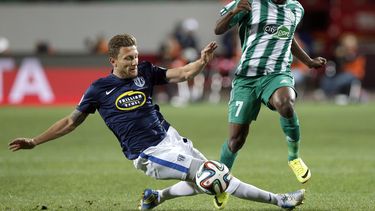 americateve | Deo Kanda, del Raja Casablanca, a la derecha, y  James Pritchett, del Auckland City FC, disputan el bal&oacute;n durante el partido inaugural del Mundial de Clubes en Agadir, Marruecos, el mi&eacute;rcoles 11 de diciembre de 2013. Raja gan&oacute; 2-1 y s