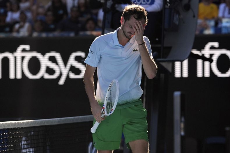 El tenista ruso Daniil Medvedev reacciona durante su partido de primera ronda contra el tailandés Kasidit Samrej en el Abierto de Australia, en Melbourne, Australia, el 14 de enero de 2025. (AP Foto/Ng Han Guan)