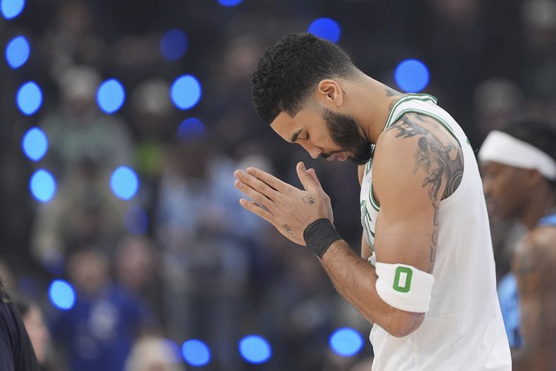 Jayson Tatum, de los Celtics de Boston, hace un gesto antes del partido ante los Clippers de Los Ángeles, el miércoles 22 de enero de 2025 (AP Foto/Mark J. Terrill)