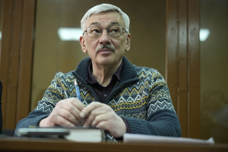 Oleg Orlov, copresidente del grupo de derechos humanos Memorial, ganador del Premio Nobel de la Paz, asiste a su juicio por cargos de desacreditar al ejército ruso, en Moscú, Rusia, el 26 de febrero de 2024. (Foto AP/Alexander Zemlianichenko)