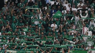 ARCHIVO - Foto del 30 de enero del 2024, aficionados de Arabia Saudí apoyan a su selección en el encuentro de los octavos de final de la Copa Asiática ante Corea del Sur. El viernes 1 de marzo del 2024, Arabia Saudí lanza su campaña para recibir el Mundial 2034,la votación se realizará a finales del año sin rival. (AP Foto/Thanassis Stavrakis, Archivo)
