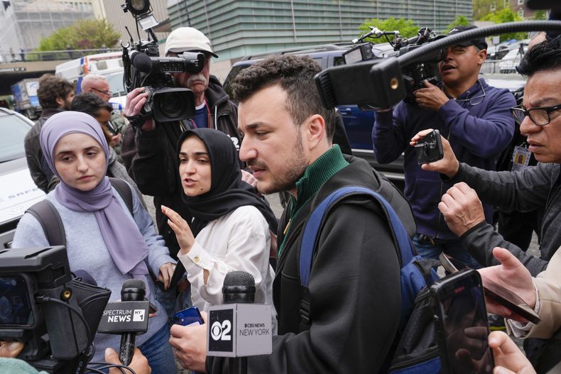 Miembros del grupo Apartheid Divest de la Universidad de Columbia, incluida Sueda Polat, segunda de izquierda a derecha, y Mahmoud Khalil, al centro, rodeados por miembros de la prensa fuera del campus de la Universidad de Columbia, el martes 30 de abril de 2024, en Nueva York. (AP Foto/Mary Altaffer, Archivo)