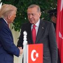 El presidente Donald Trump, izquierda, saluda a su homólogo turco Recep Tayyip Erdogan en la Casa Blanca, el jueves 25 de septiembre de 2025, en Washington. (AP Foto/Evan Vucci)
