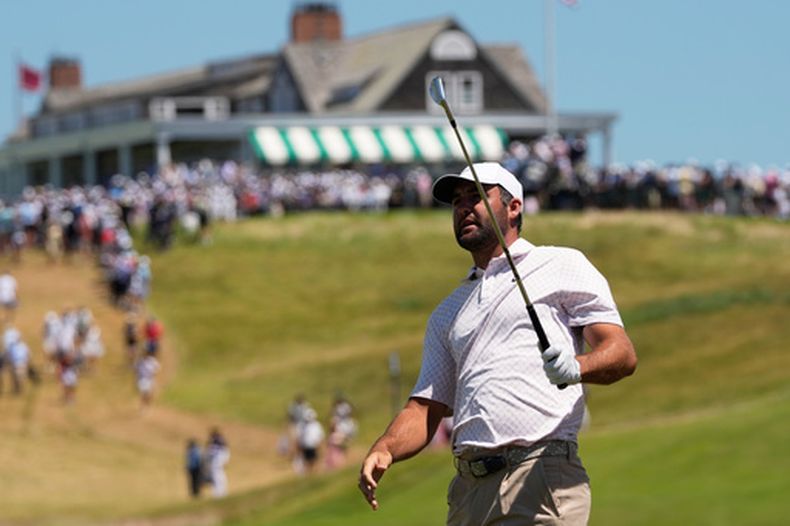 Scottie Scheffler observa su tiro en el hoyo 11 durante la tercera ronda del torneo de golf Abierto de EE. UU. en el Shinnecock Hills Golf Club en Southampton, Nueva York, el sábado 20 de junio de 2026. (Foto AP/David J. Phillip)