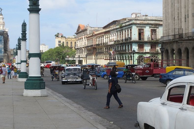 El régimen intenta entusiasmar al cubano con la idea de trabajar para el Estado, parlotea sobre ?salarios decorosos?. A la vez zancadillea al sector privado.