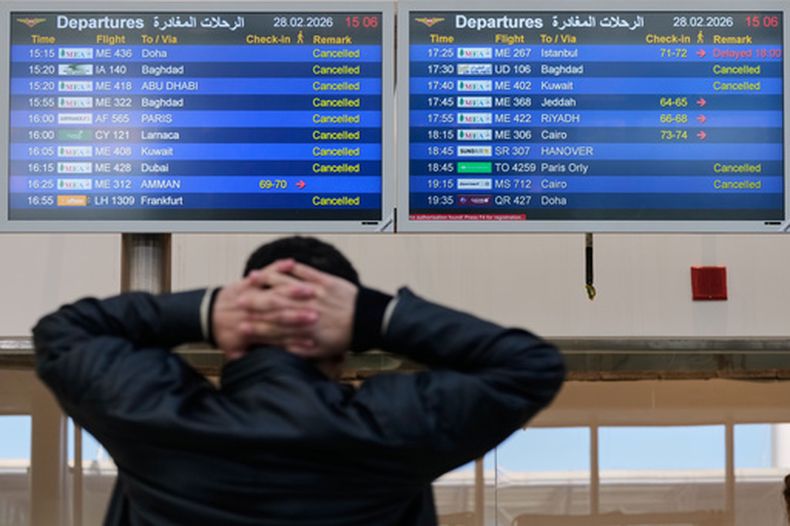 Un viajero consulta las pantallas de salida ante la cancelación de muchos vuelos, en el Aeropuerto Internacional Rafik Hariri en Beirut, Líbano, el 28 de febrero de 2026, debido al conflicto entre Estados Unidos, Israel e Irán. (AP Foto/Hassan Ammar)