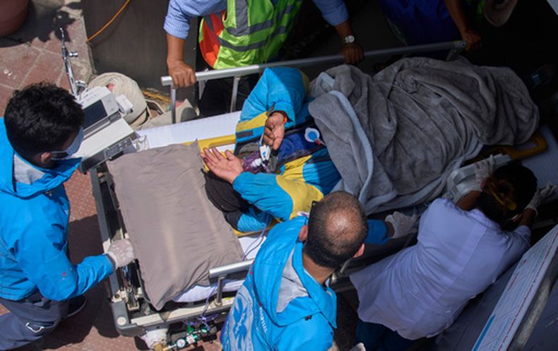 Médicos trasladan a Dawa Sherpa, un guía que estuvo desaparecido en el Everest varios días, en el Hospital HAMS en Katmandú, Nepal, el 4 de junio del 2026. (AP foto/Niranjan Shrestha)