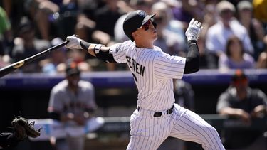 Novato batea su 1er pitcheo en MLB, de foul hacia su familia