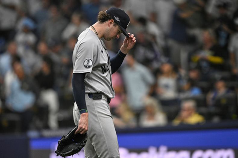 El abridor de los Yankees de Nueva York, Cam Schlittler, abandona el segundo juego de una serie divisional de la Liga Americana de béisbol contra los Rays de Tampa Bay durante la quinta entrada el lunes 5 de octubre de 2026, en San Petersburgo, Florida. (Foto AP/Phelan Ebenhack)