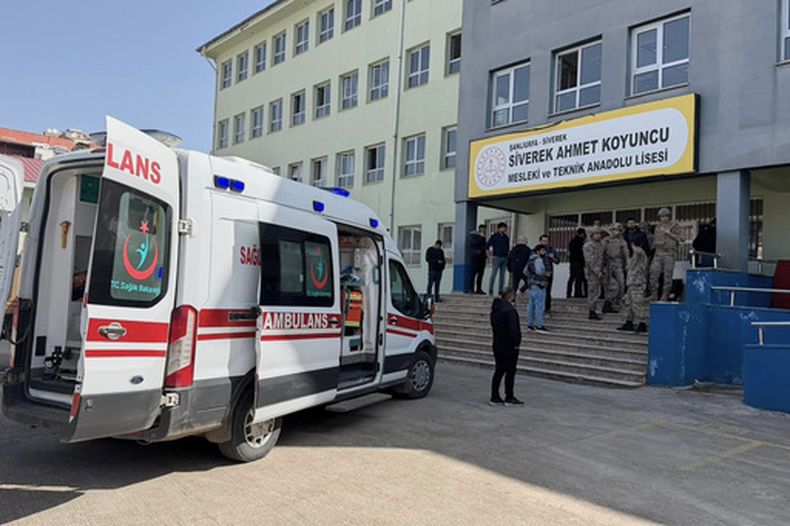 Fuerzas de seguridad turcas y personal de emergencias se ven en el patio de una escuela secundaria donde un agresor hizo disparos, en Siverek, en el sureste de Turquía, el martes 14 de abril de 2026, (Mevlut Bayraktar/IHA via AP)