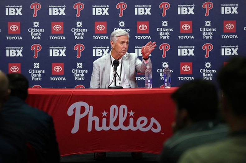 ARCHIVO - El presidente de operaciones de béisbol de los Filis de Filadelfia, Dave Dombrowski, habla durante una conferencia de prensa antes de un partido de béisbol contra los Gigantes de San Francisco, el 28 de abril de 2026, en Filadelfia. (Foto AP/Matt Slocum, Archivo)