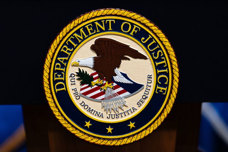 El logotipo del Departamento de Justicia de EEUU en un atril antes de una rueda de prensa, el 4 de mayo de 2026, en Washington. (Foto AP/Julia Demaree Nikhinson, Archivo)