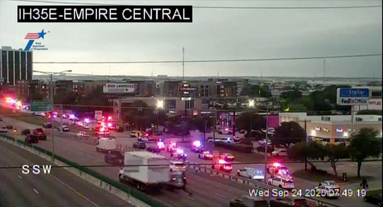 La presencia policial cerca de una oficina de Inmigración y Control de Aduanas en el noroeste de Dallas el 24 de septiembre del 2025. (WFAA via AP)