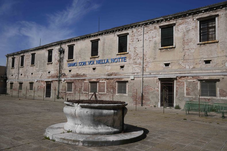 La instalación Siamo con voi nella notte (Estamos con ustedes durante la noche) de la artista Claire Fontaine se exhibe dentro de la prisión de mujeres en la isla Giudecca en la 60a Bienal de Artes en Venecia, Italia, el miércoles 17 de abril de 2024. La obra forma parte del pabellón del Vaticano en la Bienal de Venecia. (Foto AP/Luca Bruno)