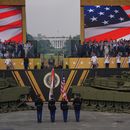El Himno Nacional de Estados Unidos suena mientras el presidente Donald Trump asiste al desfile militar para conmemorar el 250 aniversario del Ejército, que coincide con su 79no cumpleaños, el sábado 14 de junio de 2025, en Washington. (AP Foto/Julia Demaree Nikhinson)