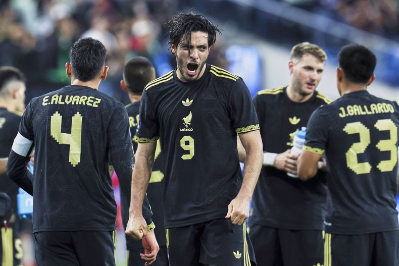 El delantero mexicano Raúl Jiménez celebra tras anotar ante Canadá por la semifinal de la Liga de Naciones de la CONCACAF el jueves 20 de marzo del 2025, en Inglewood, California. (AP Foto/Etienne Laurent)