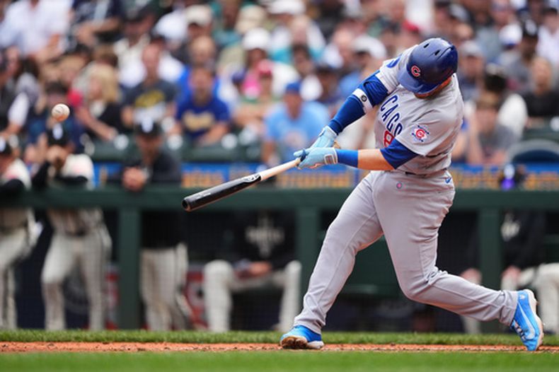 El jardinero de los Cachorros de Chicago, Ian Happ, conecta un grand slam contra los Marineros de Seattle durante la tercera entrada de un partido de béisbol, el domingo 23 de agosto de 2026, en Seattle. (Foto AP/Lindsey Wasson)
