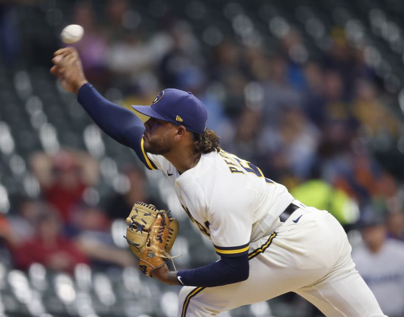 El dominicano Freddy Peralta lanza por los Cerveceros de Milwaukee ante los Marlins de Miami, el martes 12 de septiembre de 2023, en Milwaukee. (AP Foto/Jeffrey Phelps)