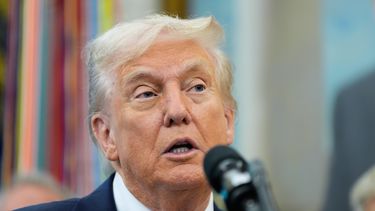 El presidente estadounidense Donald Trump habla en la Oficina Oval de la Casa Blanca, el martes 30 de septiembre de 2025, en Washington. (AP Foto/Alex Brandon)