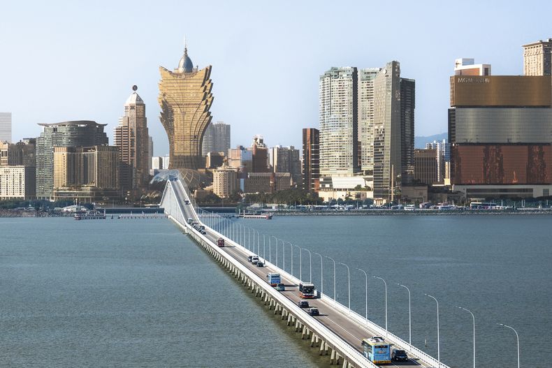 ARCHIVO - El casino Grand Lisboa, al centro, se destaca entre otros edificios durante la fiesta por el Día Nacional de China, el 7 de octubre de 2024, en Macao. (AP Foto/Bertha Wang, archivo)