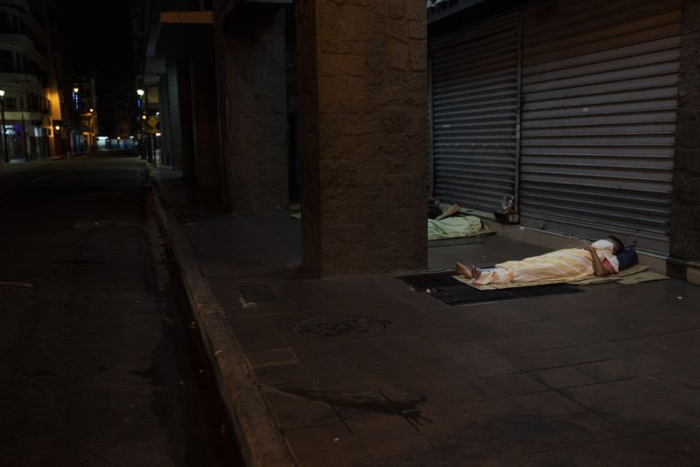 Varias personas sin hogar duermen en el centro de Guayaquil, Ecuador, el 1 de octubre de 2023. (AP Foto/Rodrigo Abd)