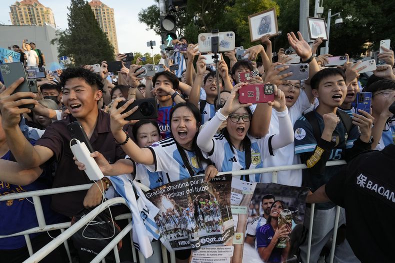 Aficionados chinos reciben a la selección de Argentina previo a un entrenamiento en Beijing, el miércoles 14 de junio de 2023. (AP Foto/Ng Han Guan)
