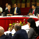 Oposición suspende diálogo con Maduro