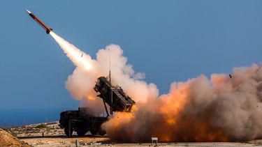 ARCHIVO - En esta imagen, publicada por el Departamento de Defensa de Estados Unidos, soldados alemanes asignados al Ala 1 de Defensa Aérea y de Misiles de Superficie disparan el sistema de armas Patriot en la Instalación de Disparo de Misiles de la OTAN en Chania, Grecia, el 8 de noviembre de 2017. (Sebastian Apel/Departamento de Defensa de Estados Unidos, vía AP, Archivo)