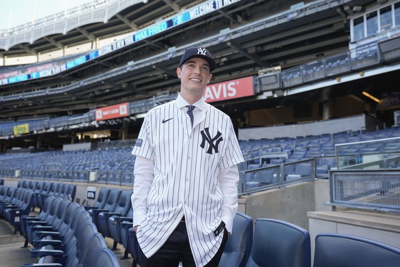 Max Fried, de los Yankees de Nueva York, posa tras su conferencia de prensa el miércoles 18 de diciembre de 2024 (AP Foto/Frank Franklin II)