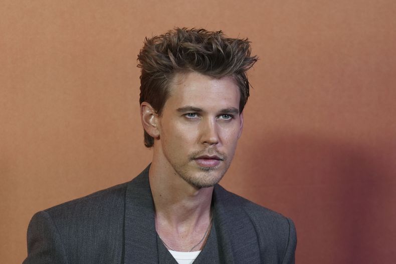 El actor estadounidense Austin Butler posa en una sesión fotográfica para promover la película Dune: Part Two en la Ciudad de México el lunes 5 de febrero de 2024. (Foto AP/Marco Ugarte)