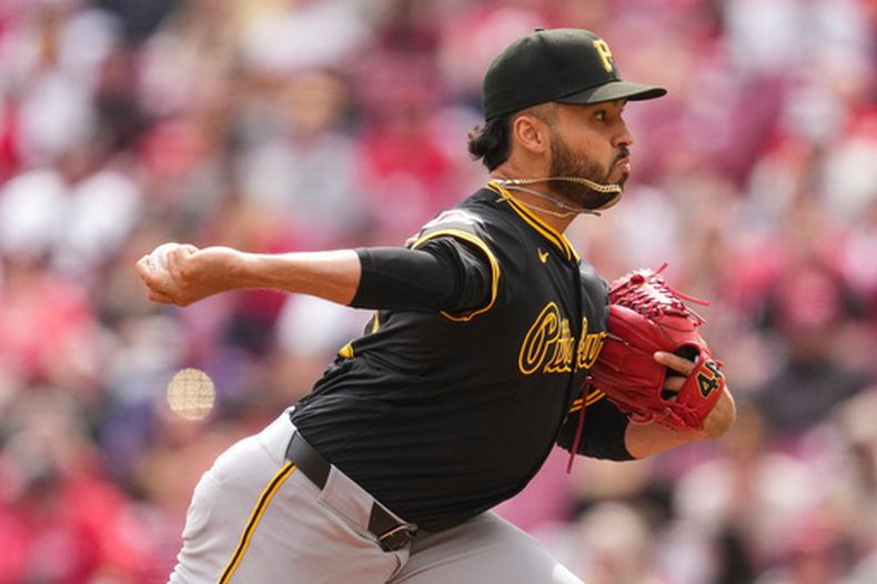ARCHIVO - Foto del 13 de abril del 2025, el pitcher de los Piratas de Pittsburgh lanza en el encuentro ante los Rojos de Cincinnati. (AP Foto/Jeff Dean, Archivo)