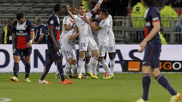 americateve | Maxime Gonalons, de Lyon, celebra con sus compa&ntilde;eros de Lyon, luego de que el equipo anot&oacute; frente al Par&iacute;s Sain Germain en un partido de la liga francesa disputado el domingo 13 de abril de 2014 (AP Foto/Laurent Cipriani)