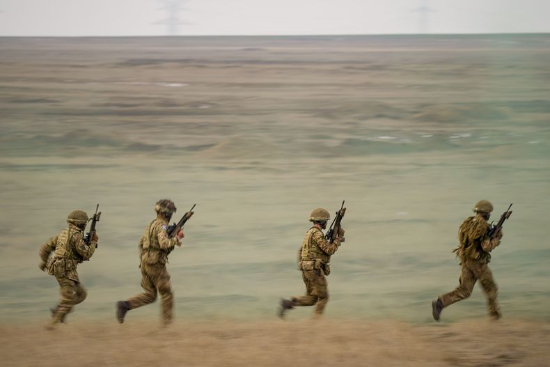 Varios militares corren durante el ejercicio Steadfast Dart 2025, en el que participan unos 10.000 soldados de tres países diferentes de nueve naciones y que representa la mayor operación de la OTAN prevista este año, en un campo de entrenamiento de Smardan, al este de Rumania, el miércoles 19 de febrero de 2025. (AP foto/Vadim Ghirda)