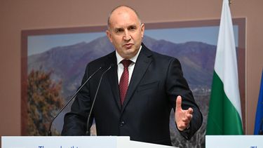 El primer ministro de Bulgaria, Rumen Radev, habla durante una ceremonia de entrega de los restos del gobernante medieval zar Samuel, en Salónica, en el norte de Grecia, el sábado 3 de octubre de 2026. (AP Foto/Giannis Papanikos)