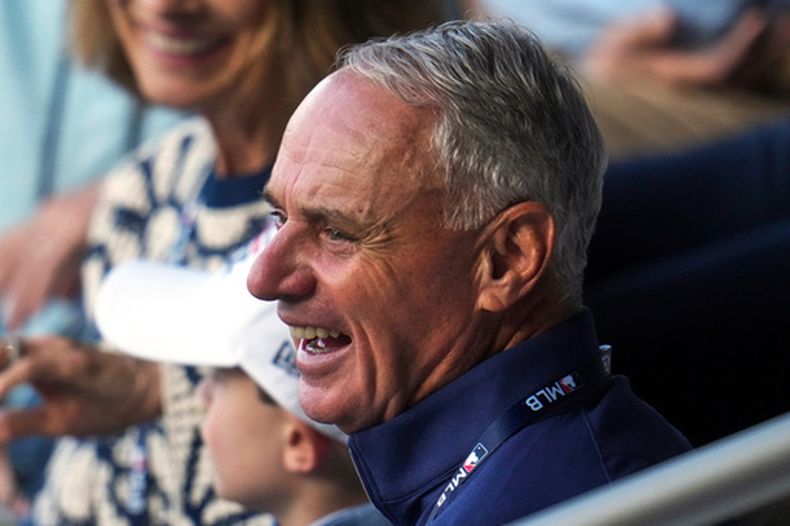 El comisionado de las Grandes Ligas Rob Manfred asiste al encuentro de los Bravos de Atlanta ante los Cerveceros de Milwaukee en el Clásico de Ligas Menores el domingo 23 de agosto del 2026. (AP Foto/Gene J. Puskar)