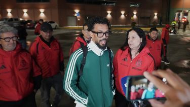 Vozinha, portero de Cabo Verde en el Mundial, habla con reporteros después de su llegada al aeropuerto de cara a su incorporación con Colo-Colo, el domingo 2 de agosto de 2026, en Santiago, Chile. (AP Foto/Esteban Felix)